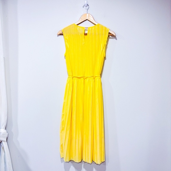ONLY Yellow pleated midi dress - Picture 2 of 8